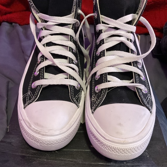 Converses - Picture 2 of 4